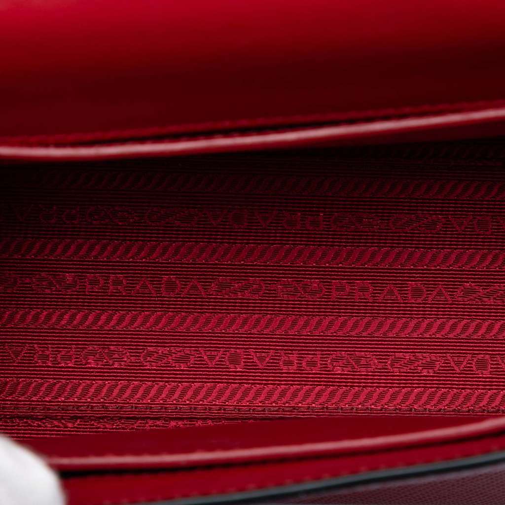Prada Saffiano Cuir Monochrome Envelope Crossbody Red Leather Very good - Model View