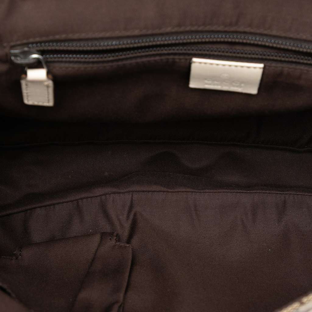 Gucci GG Canvas Messenger Bag Beige Canvas Very good - Model View