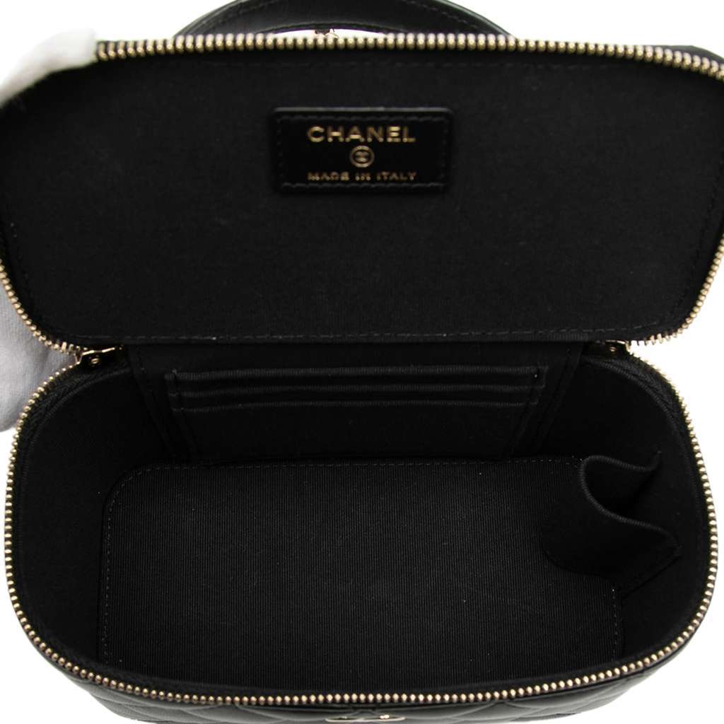 Chanel Small Lambskin Top Handle Vanity Case with Chain Black Leather Very good condition - Model View
