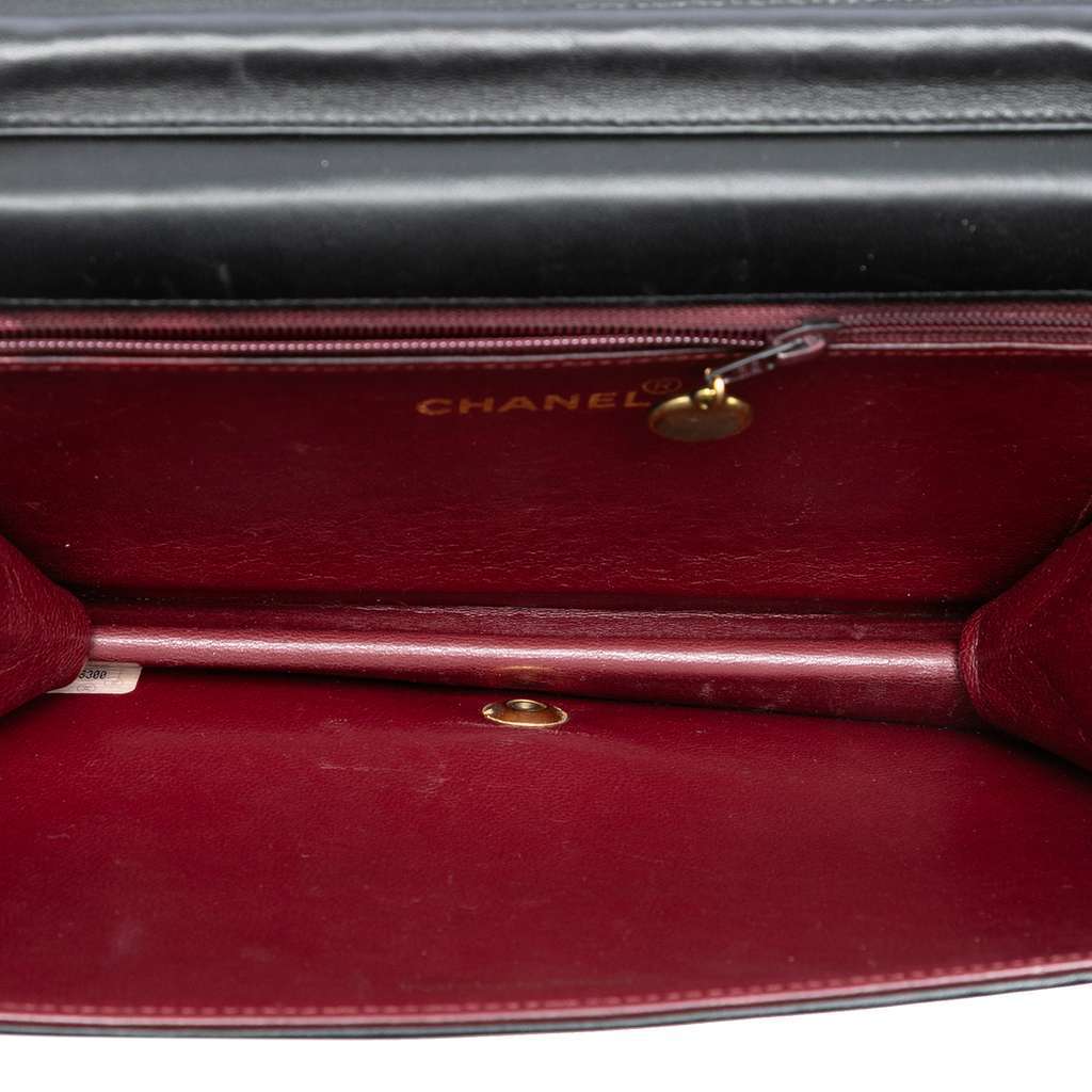 Chanel CC Quilted Lambskin Full Single Flap Black Leather Very good condition - Model View