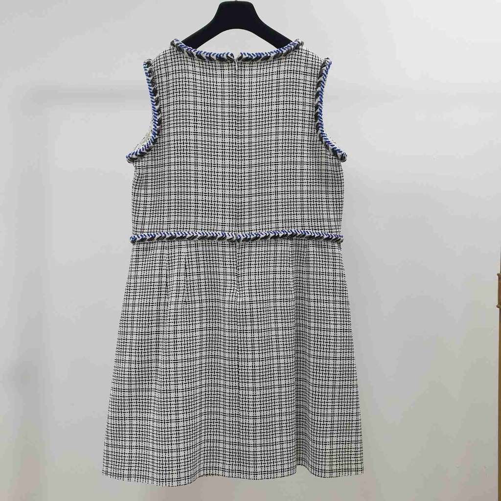 Chanel Sleeveless Chevron Trim Shift Dress White Tweed Very good condition - Model View