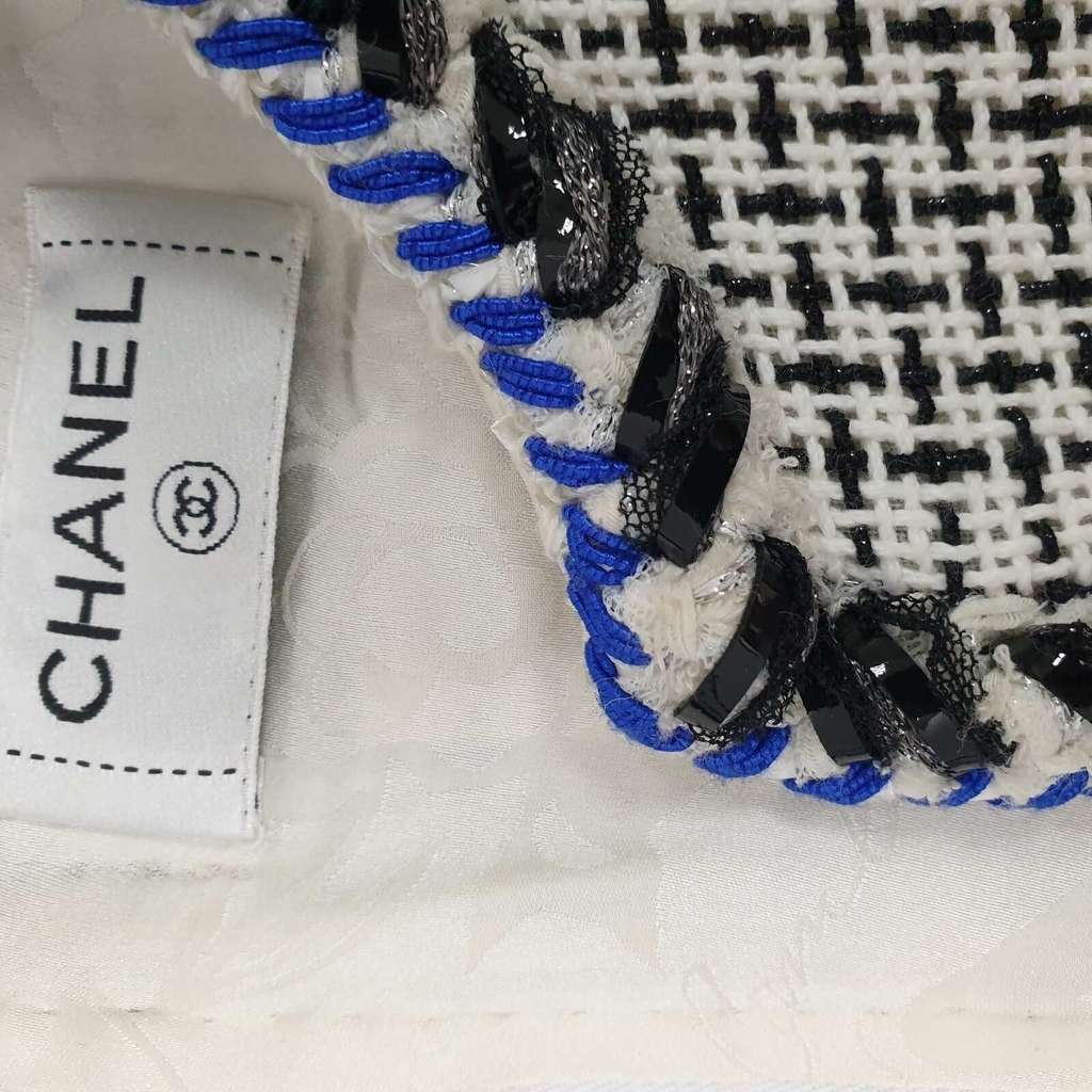 Chanel Sleeveless Chevron Trim Shift Dress White Tweed Very good condition - Box View