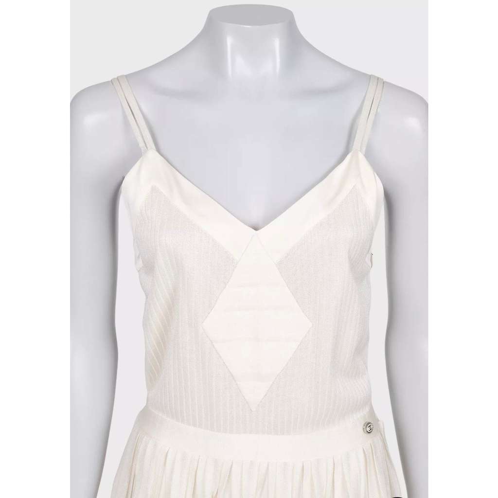 Chanel Dress | White Silk Good condition - Model View