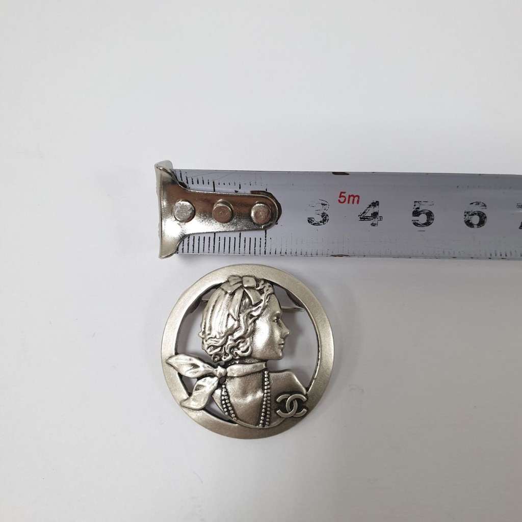 Chanel Mademoiselle Brooch Silver Very good condition - Box View