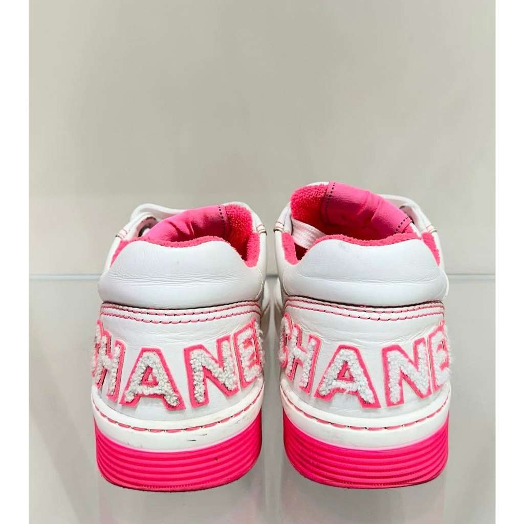 Chanel Calfskin Low Top CC Logo White Leather Very good condition - Model View