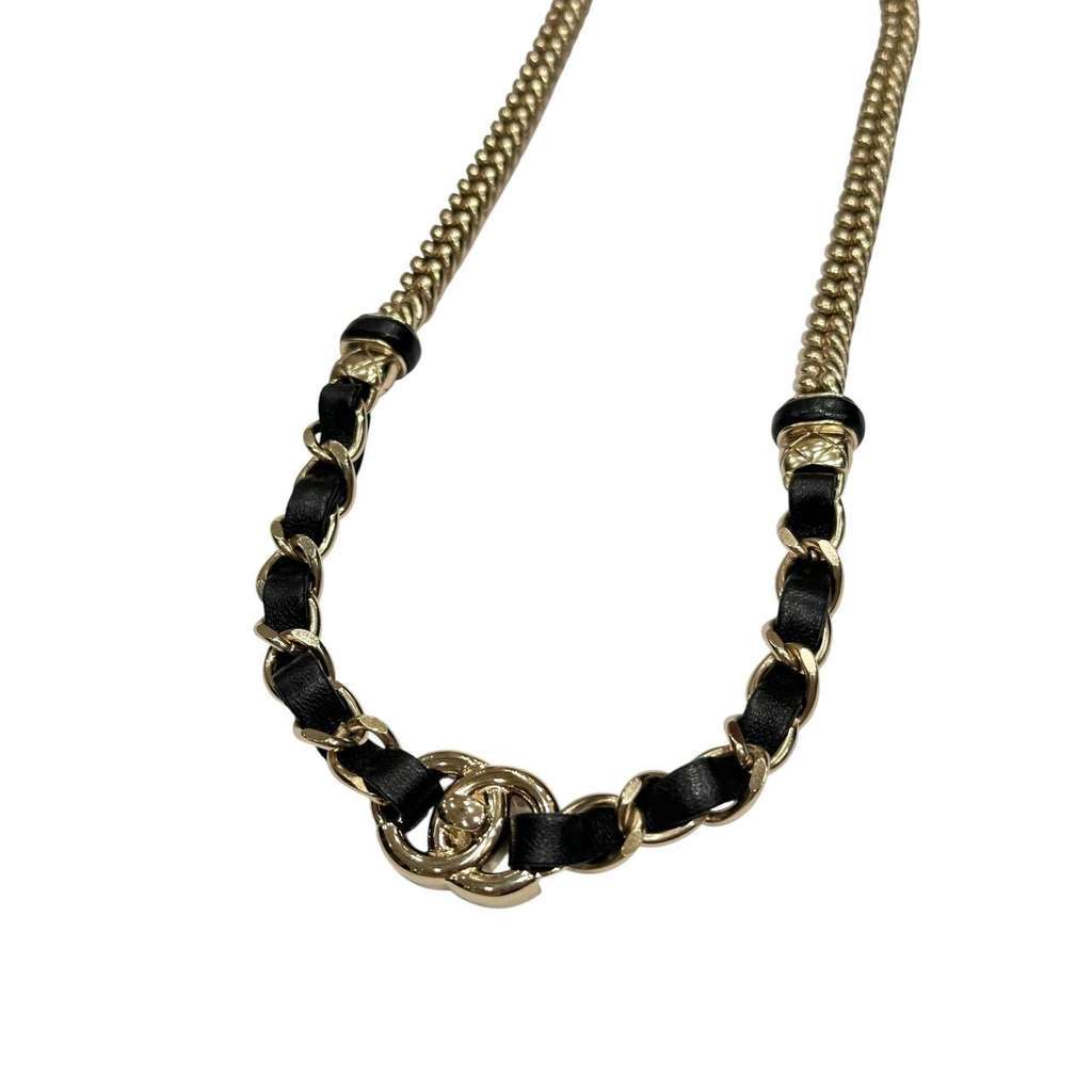 Chanel CC Turnlock Choker Necklace Belt Black Leather Very good condition - Model View
