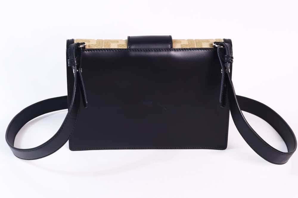 Fendi Flat Baguette Beige Leather Very good - Model View