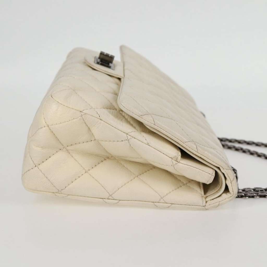 Chanel Reissue 2.55 Flap Bag White Leather Good condition - Model View