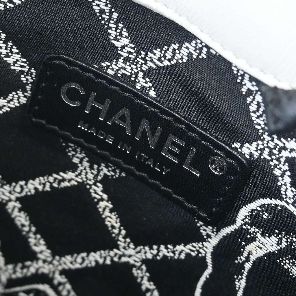 Chanel Essential Shopping Tote White Good condition - Model View