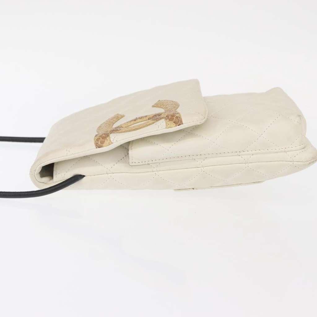 Chanel Cambon Flap Crossbody Bag White Leather Good condition - Model View