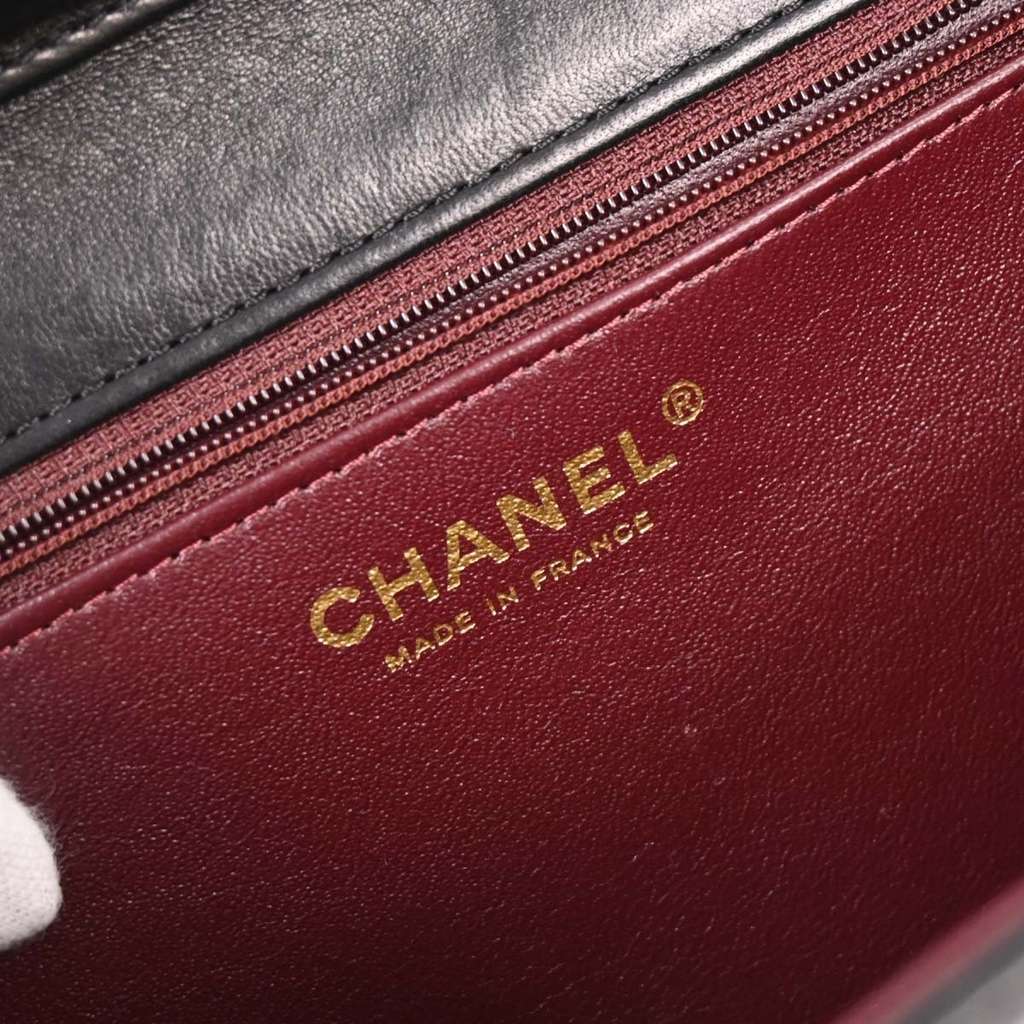 Chanel Vintage Full Flap Shoulder Bag Black Leather Good condition - Model View