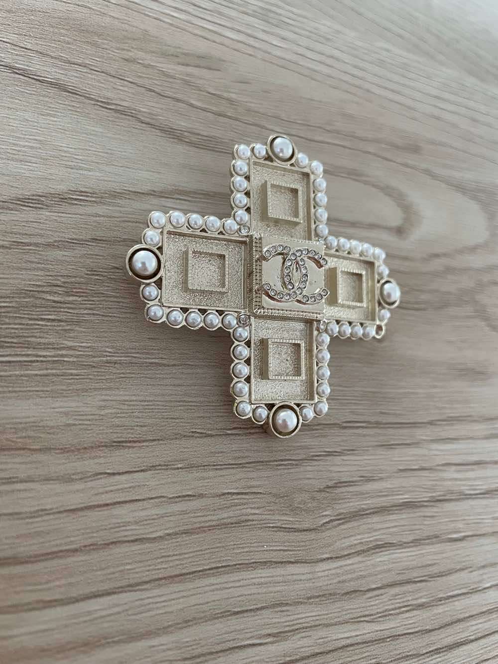 Chanel cross Gold Metal Very good - Inside View