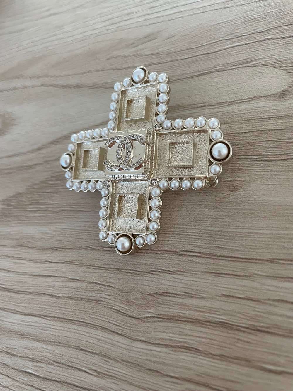 Chanel cross Gold Metal Very good - Model View