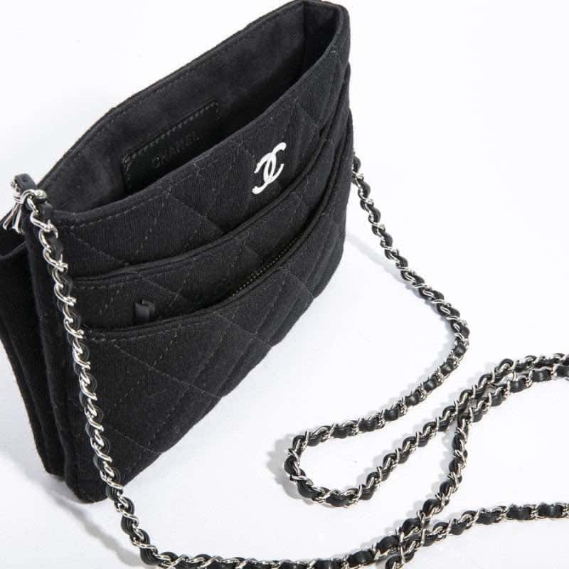 Chanel Wallet on chain Black Never worn - Model View