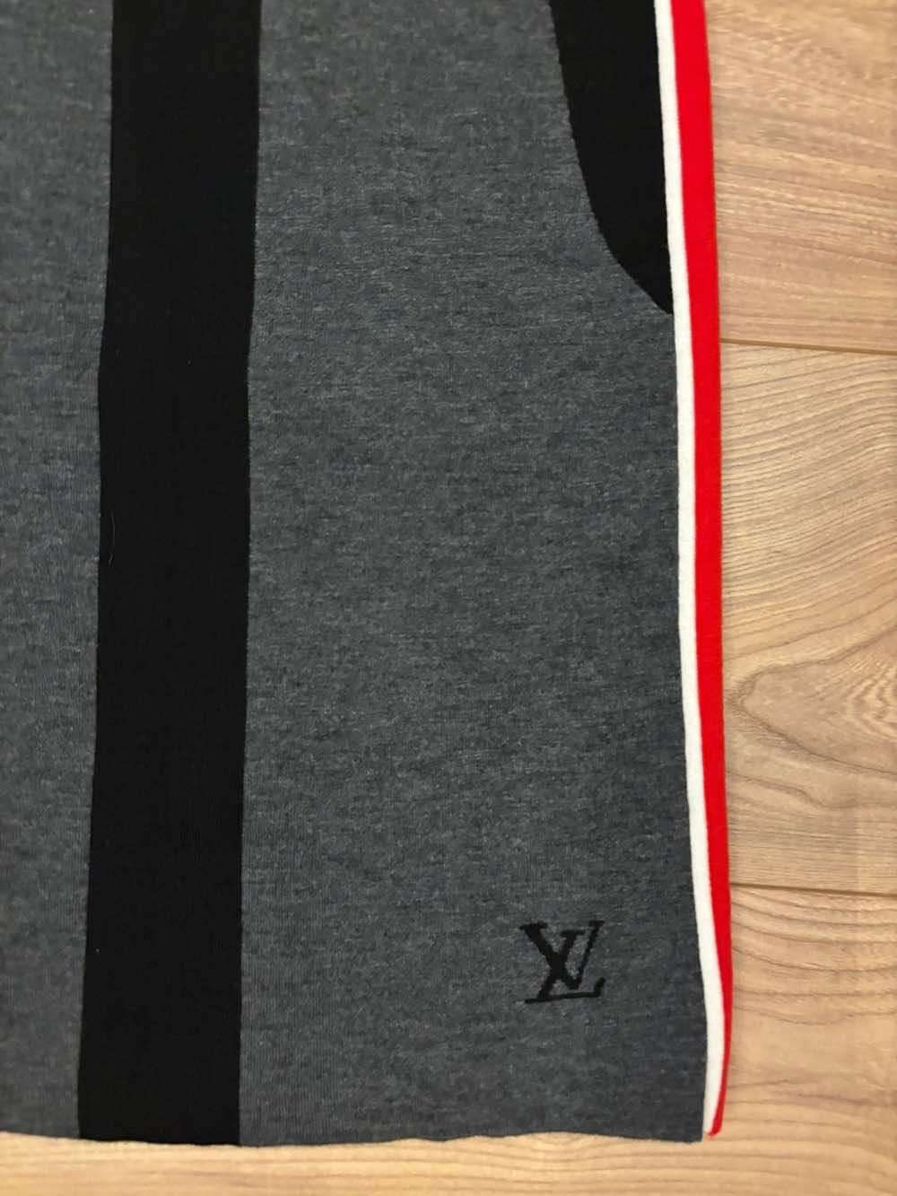 Louis Vuitton Product Grey Wool Very good condition - Inside View