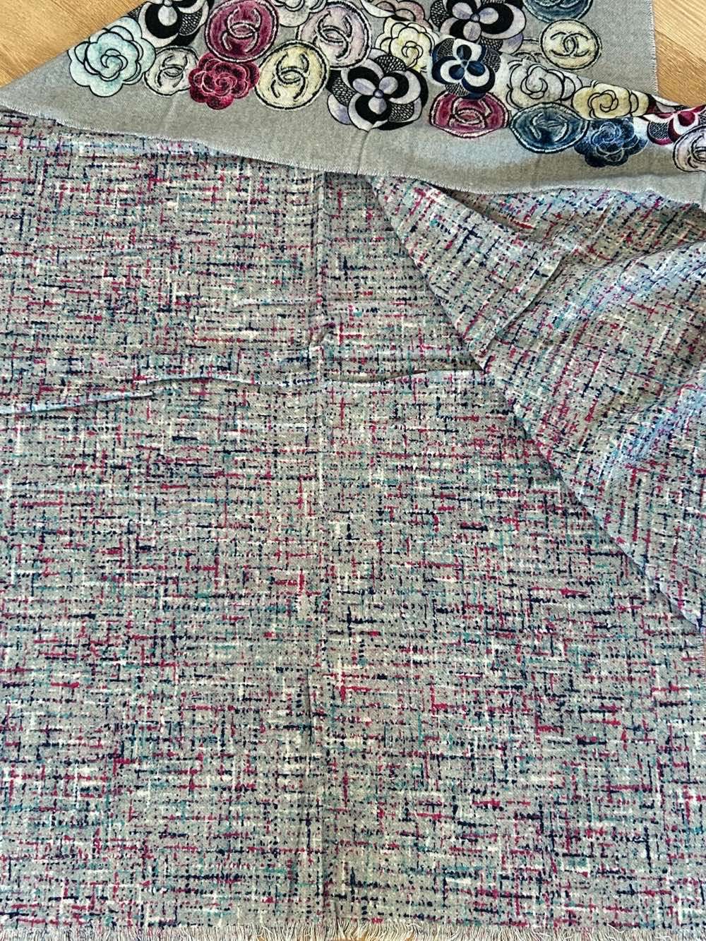 Chanel Product Grey Cashmere Never worn, with tag - Box View