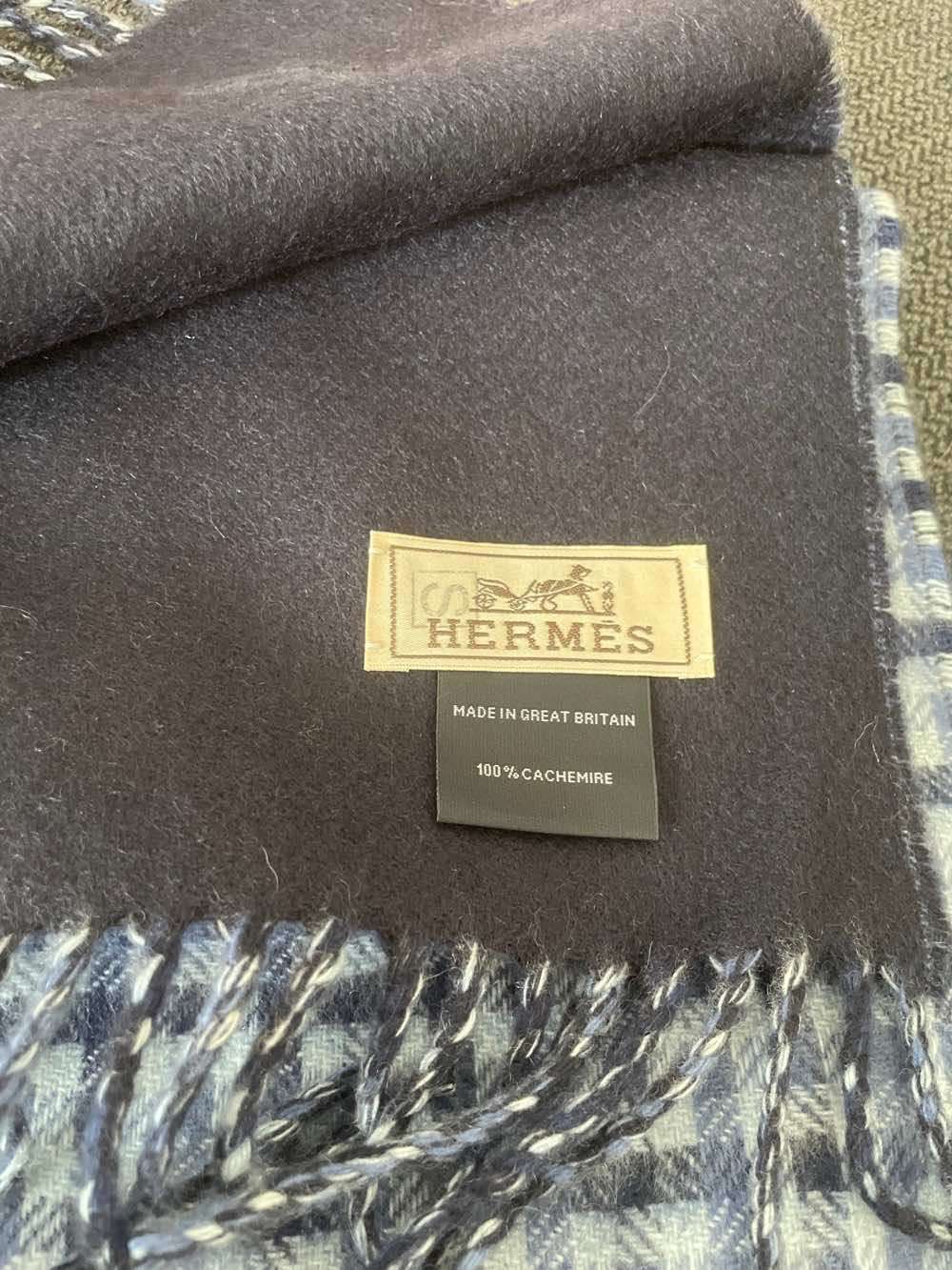 Hermès Product Blue Cashmere Never worn, with tag - Model View