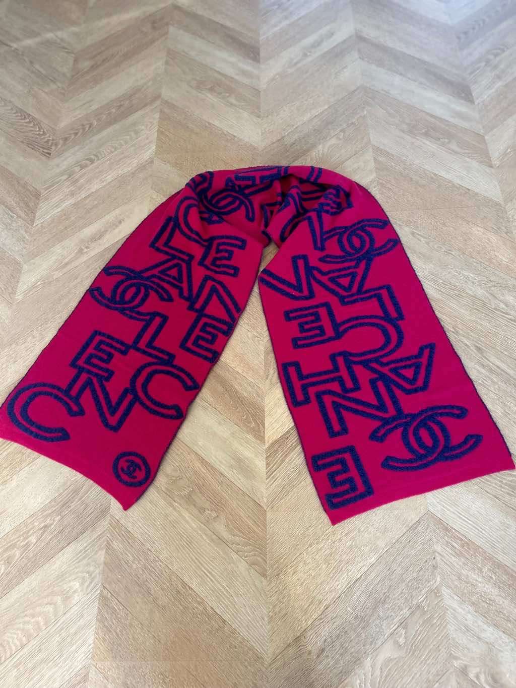 Chanel Large reversible scarf. Navy Wool Never worn - Model View
