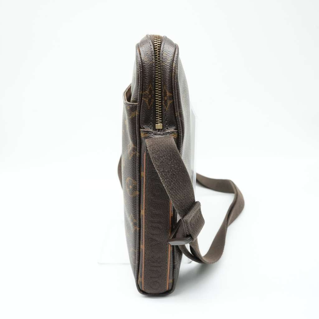 Louis Vuitton Messenger Bag Monogram Canvas Brown Brown Canvas Fair - Model View