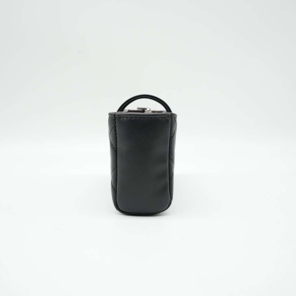 Chanel Black Quilted Leather Reissue CC Phone Pouch Black Leather Good condition - Model View