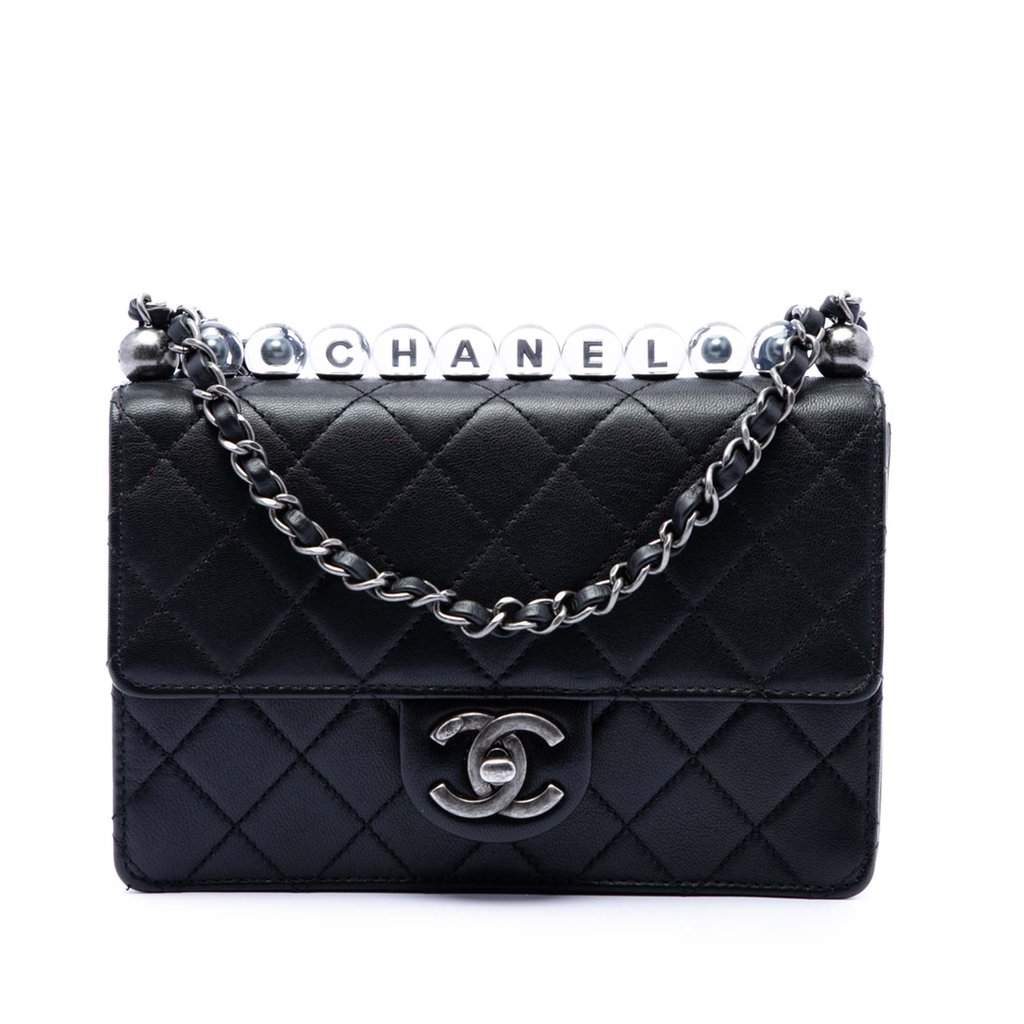 Chanel Medium Quilted Goatskin Chic Pearls Flap Black Leather Very good condition - Front View