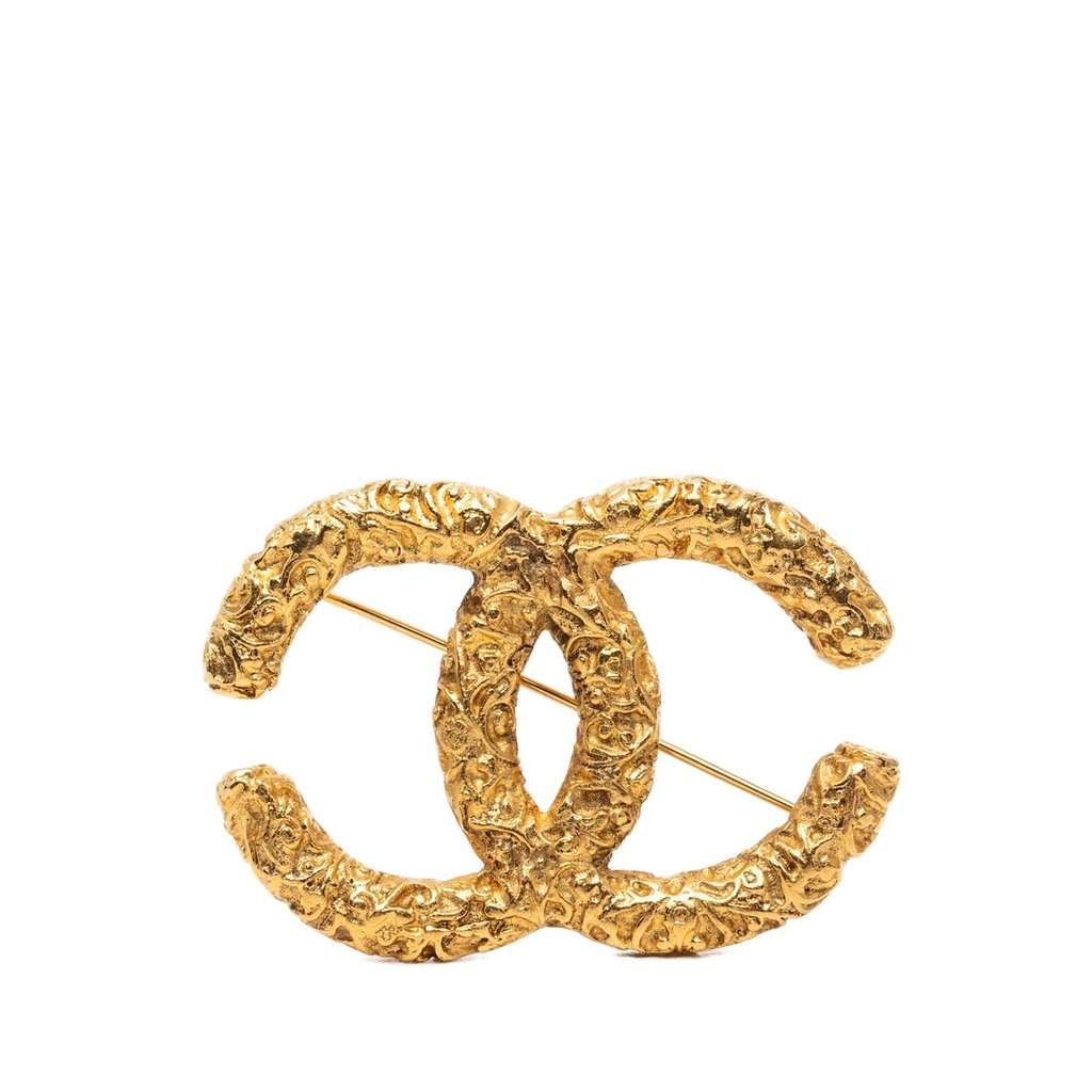 Chanel CC Gold Plated Baroque Embossed Brooch Gold Metal Very good condition - Front View