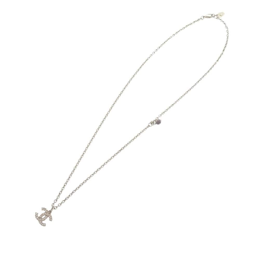 Chanel CC Brass and Strass Faux Pearl Pendant Necklace Silver Metal Very good condition - Front View