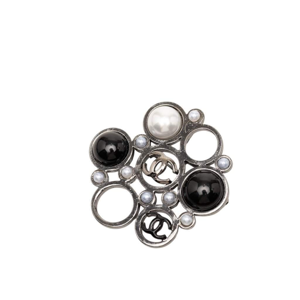 Chanel CC Brass Faux Pearl Pin Brooch Silver Metal Very good condition - Front View