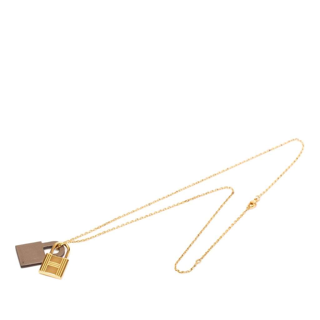 Hermès Gold Plated Swift O Kelly Pendant Necklace Gold Metal Very good condition - Front View