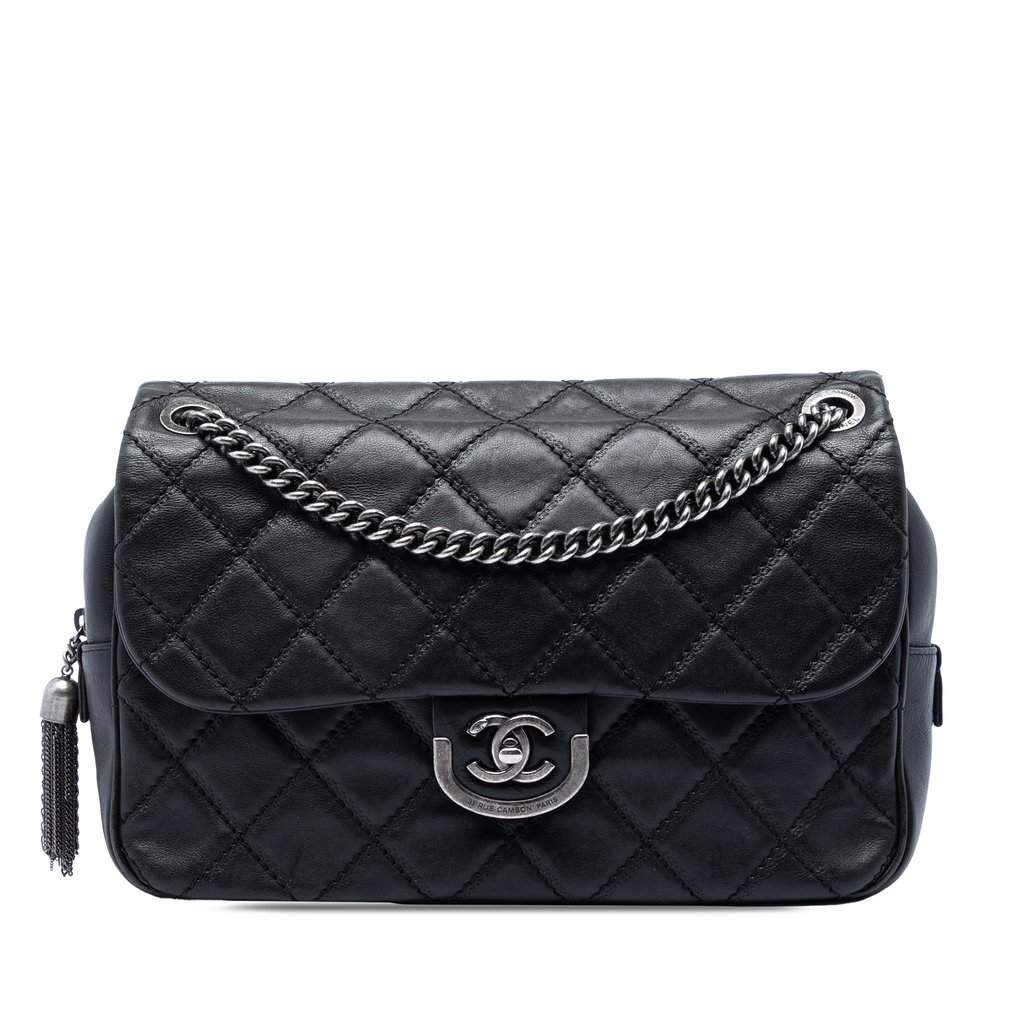Chanel Paris Edinburgh Jumbo Quilted Calfskin Coco Sporran Flap Black Leather Very good condition - Front View