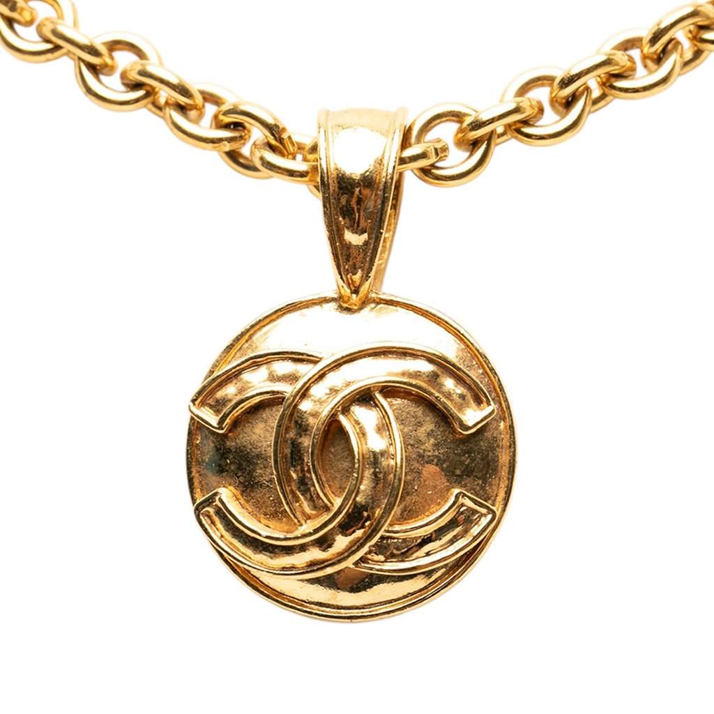 Chanel CC Gold Plated Round Pendant Necklace Gold Metal Very good condition - Front View