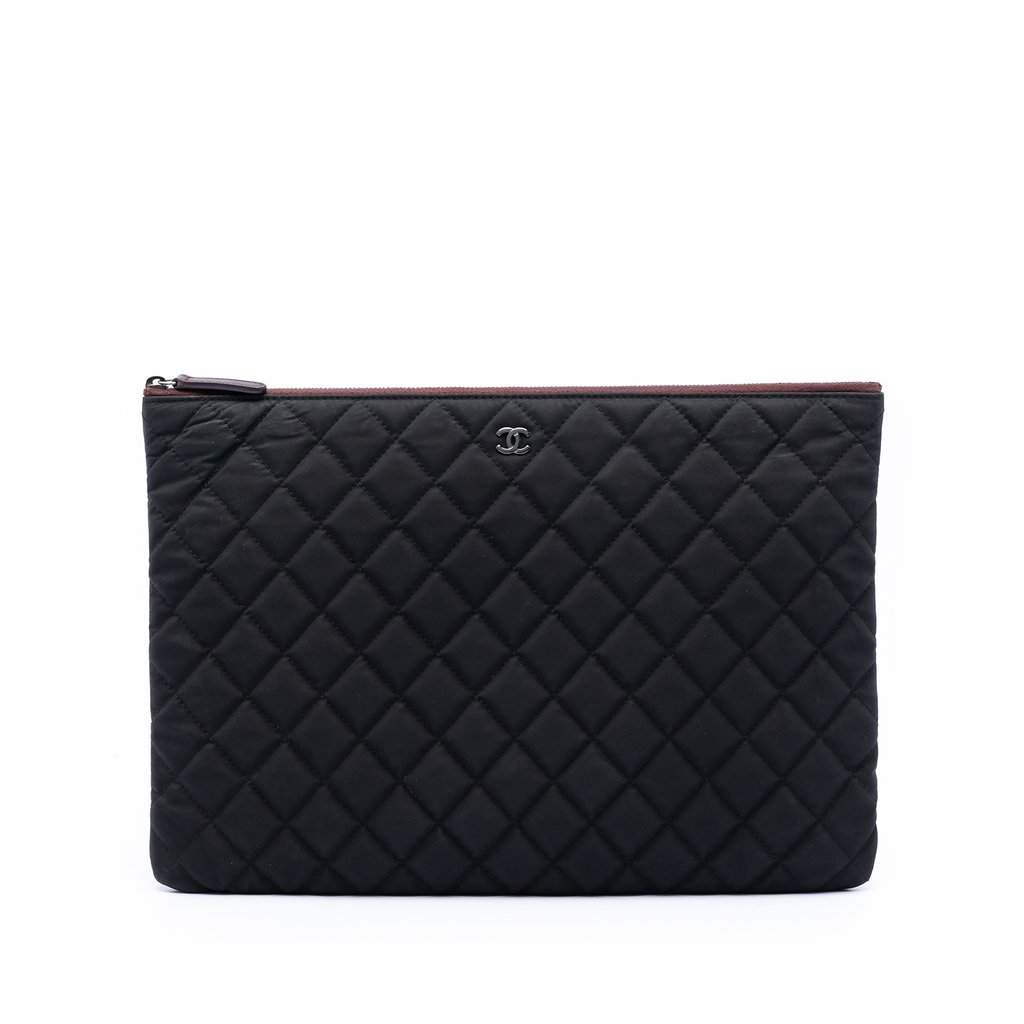 Chanel Large Quilted Nylon O Case Clutch Black Very good - Front View