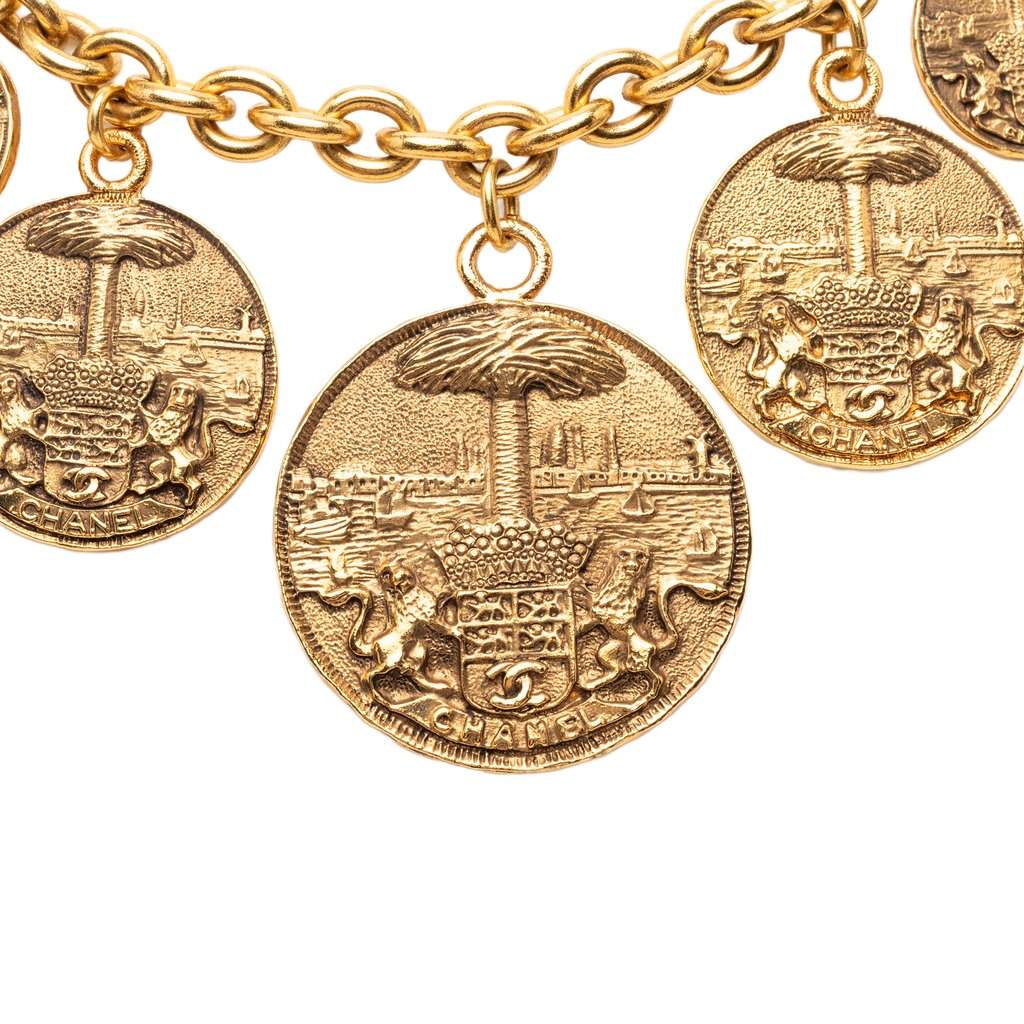 Chanel CC Gold Plated Medallion Collar Necklace Gold Metal Very good condition - Front View