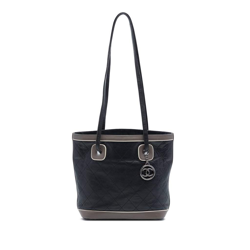 Chanel CC Quilted Lambskin Country Club Tote Black Leather Very good condition - Front View