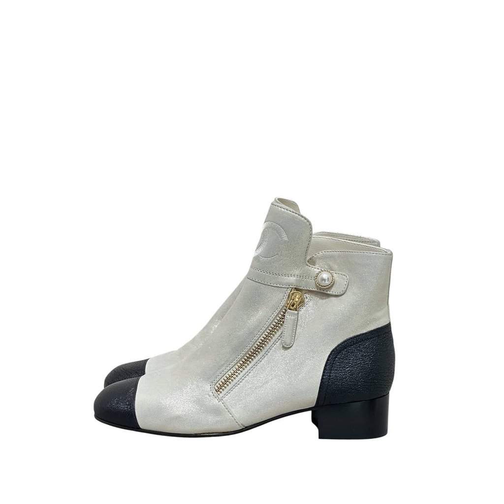 Chanel NWB Chanel Rare Cream, Black Gold PearlAnkle Boots Sz.40 Beige Leather Never worn - Front View