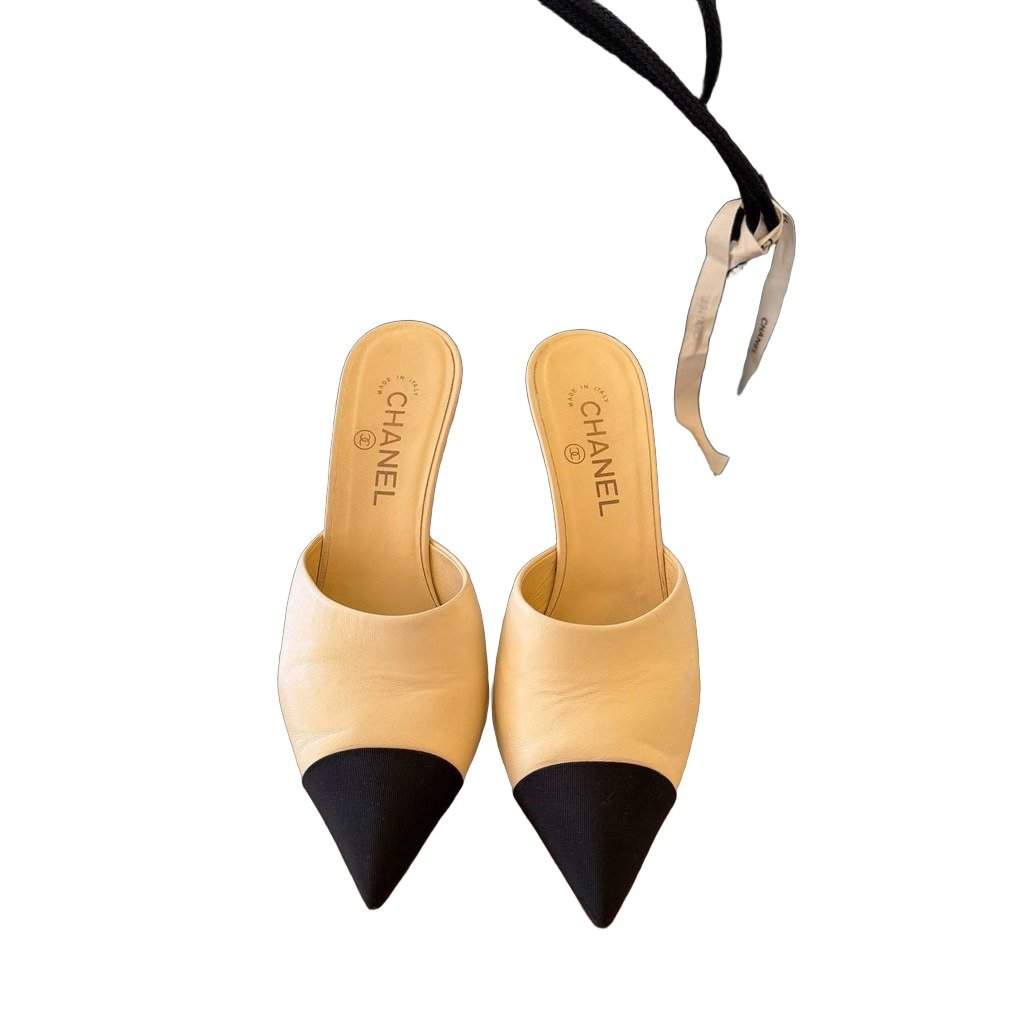 Chanel Chanel 2016 Cream Serpent Pearl Mules Sz.38.5 Pre-owned Beige Leather Good condition - Front View
