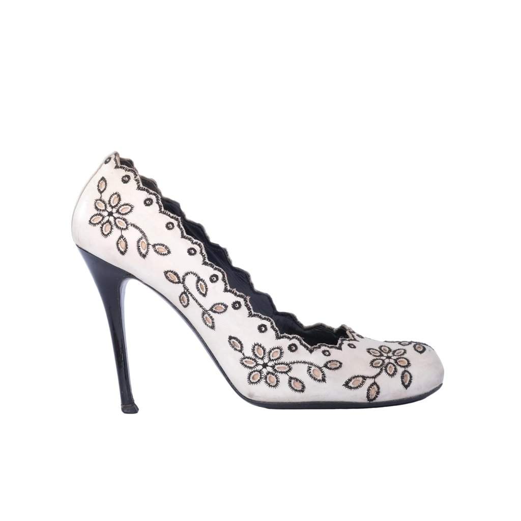Alexander McQueen Floral Cutwork Leather Pumps -'00s Black Leather Good - Front View