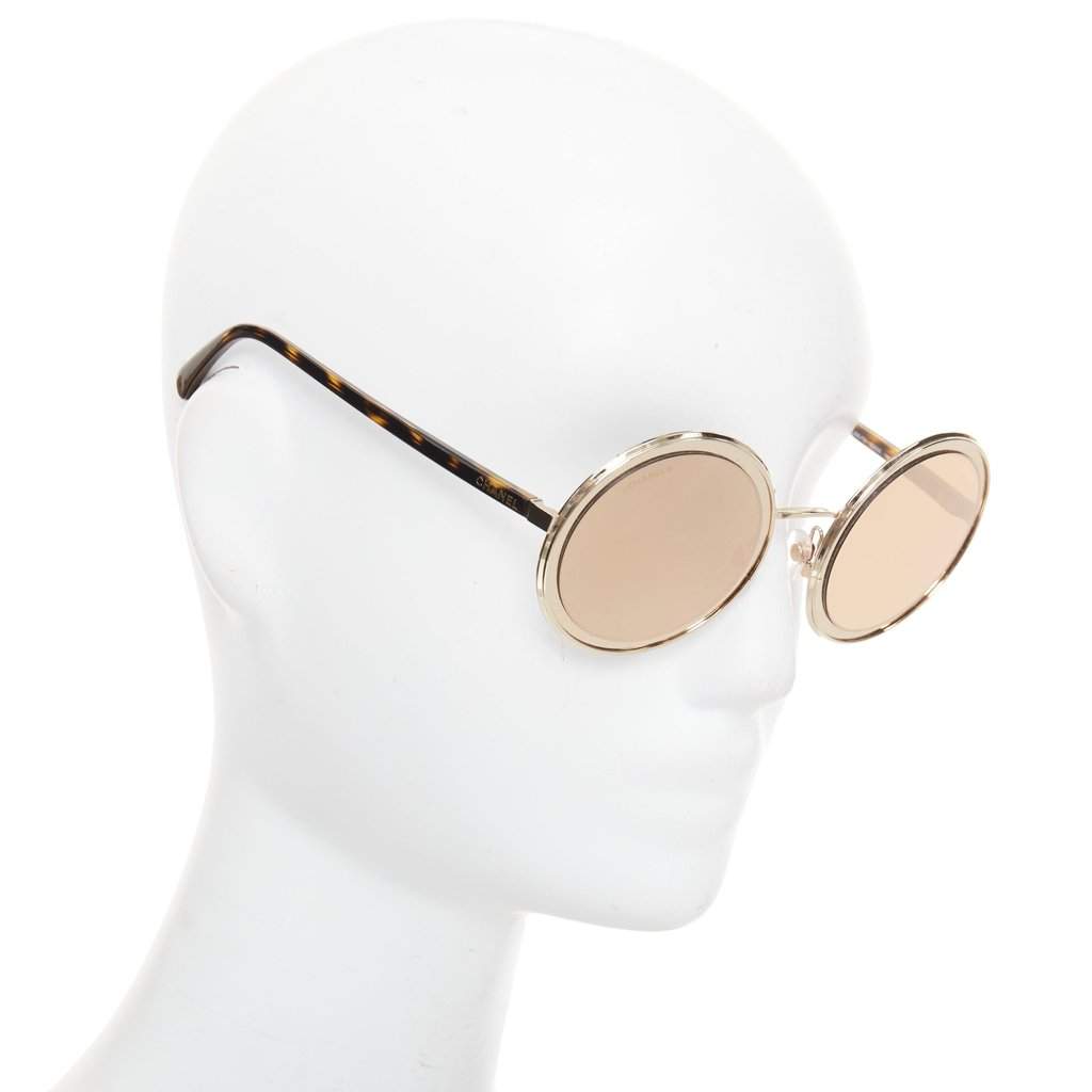 Chanel Gold Metal Sunglasses Gold Metal Very good condition - Front View