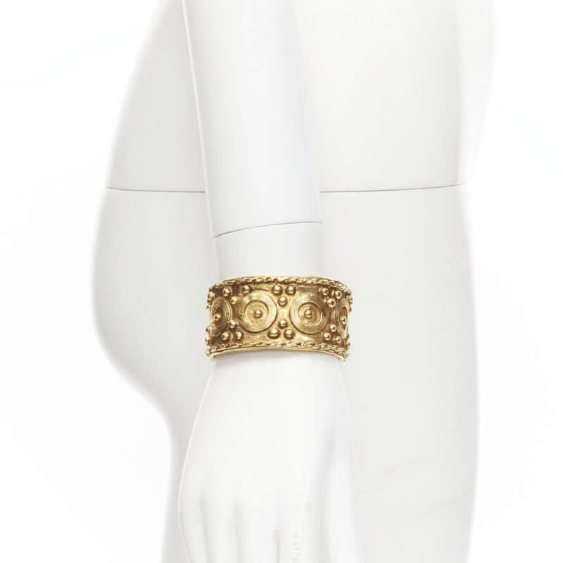 Chanel Etruscan Ornate Gold Cuff Gold Metal Very good condition - Front View