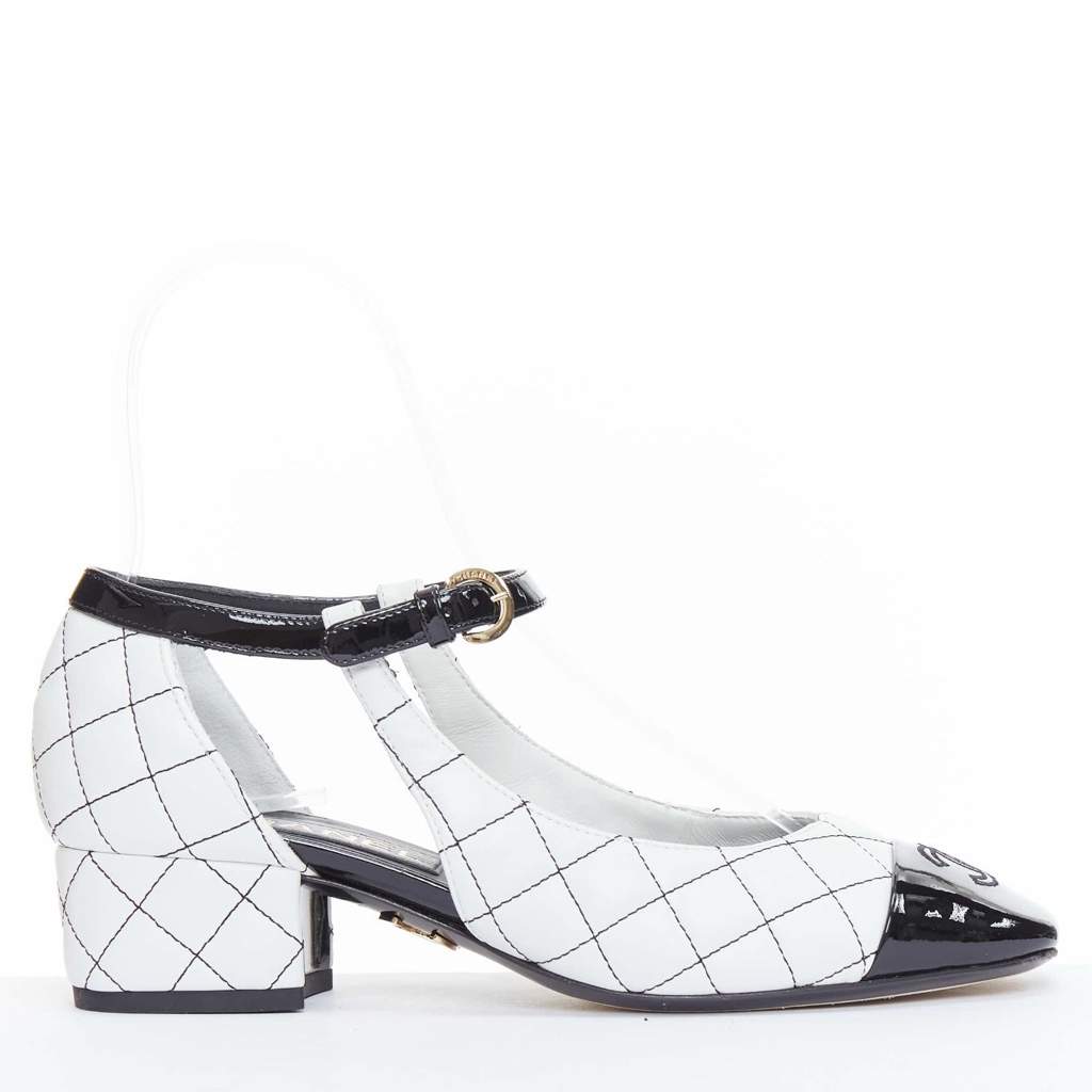 Chanel Studded Wingtip Flats Black Leather Never worn - Front View