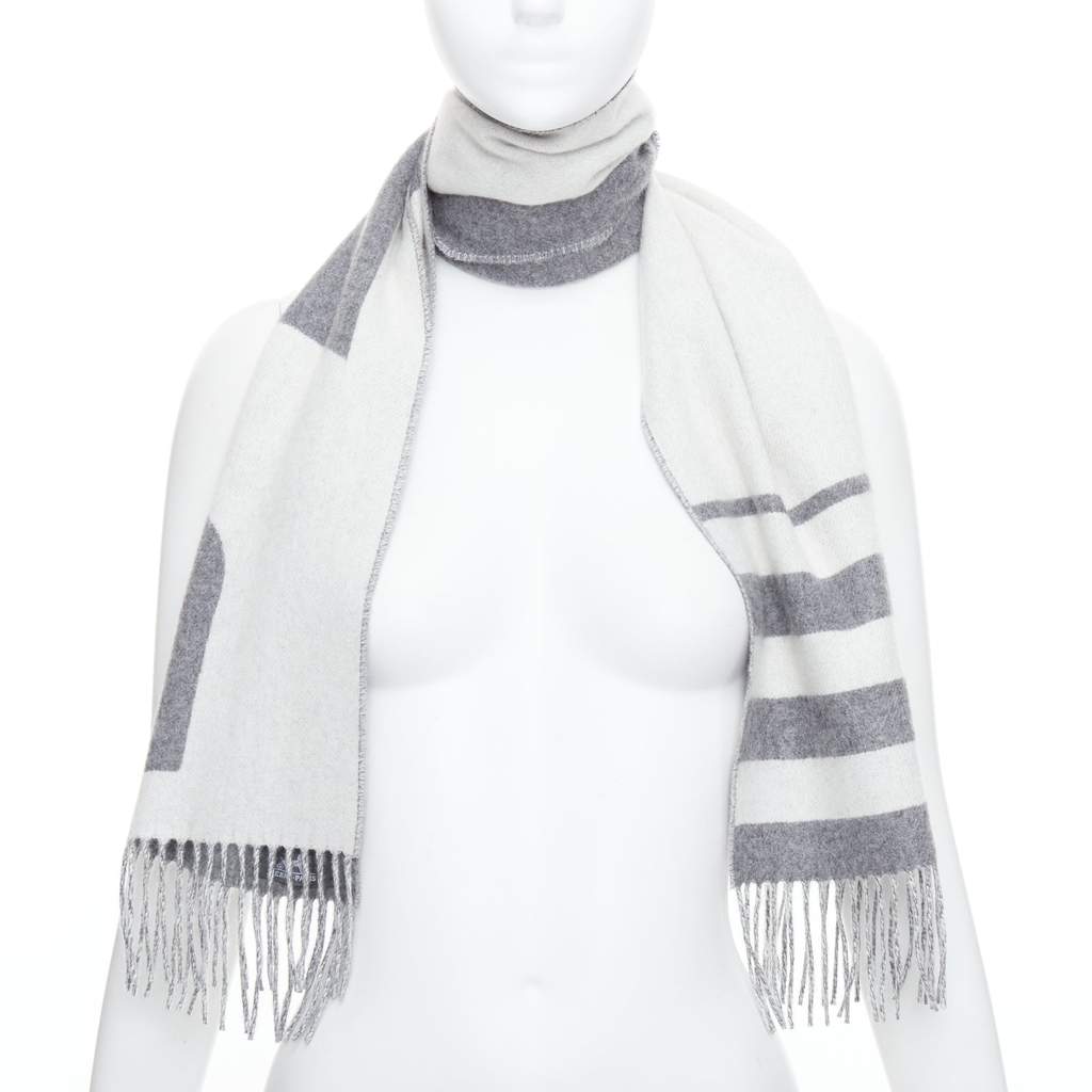 Hermès Horse Head Scarf Grey Cashmere Never worn - Front View