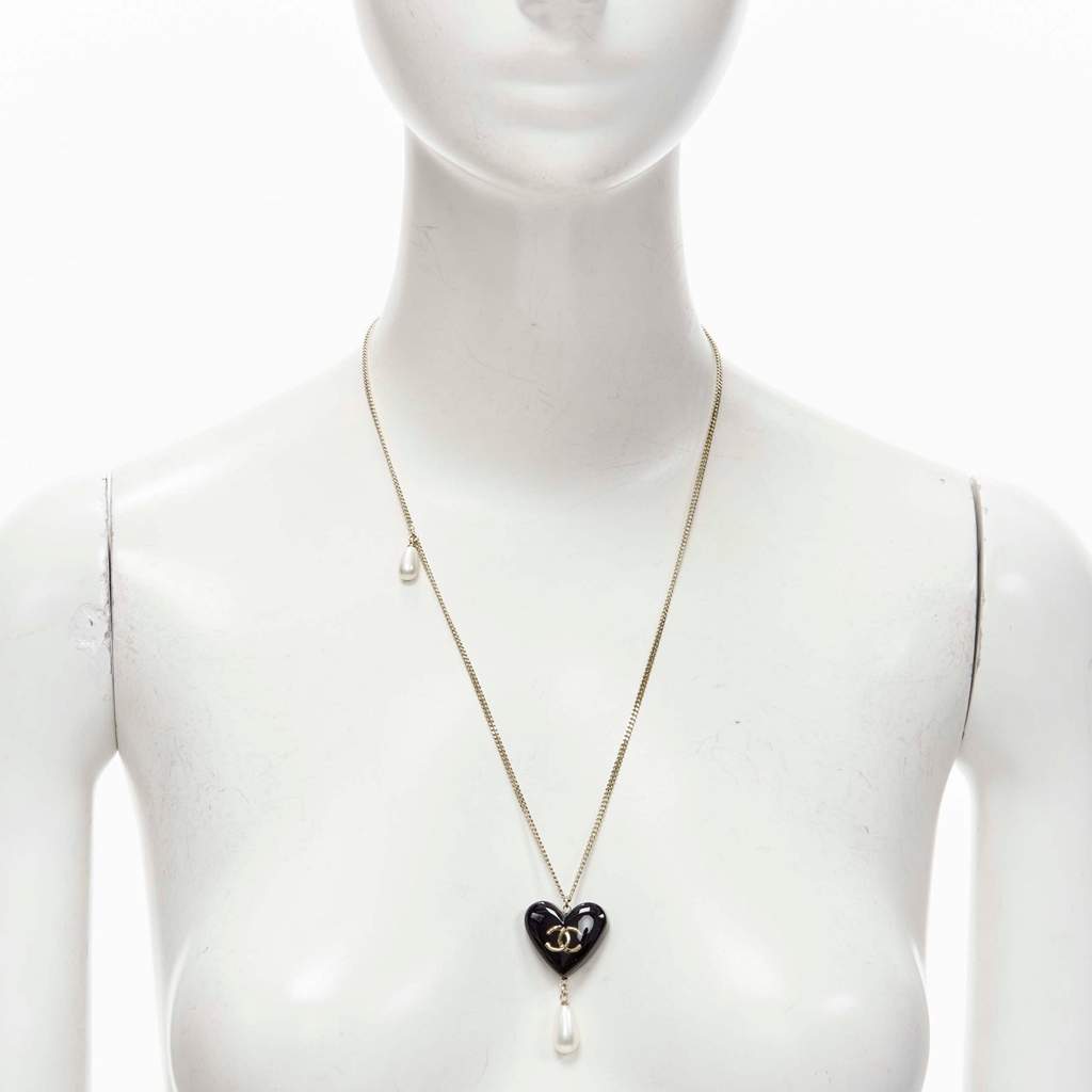 Chanel Heart Logo Necklace Black Metal Never worn - Front View