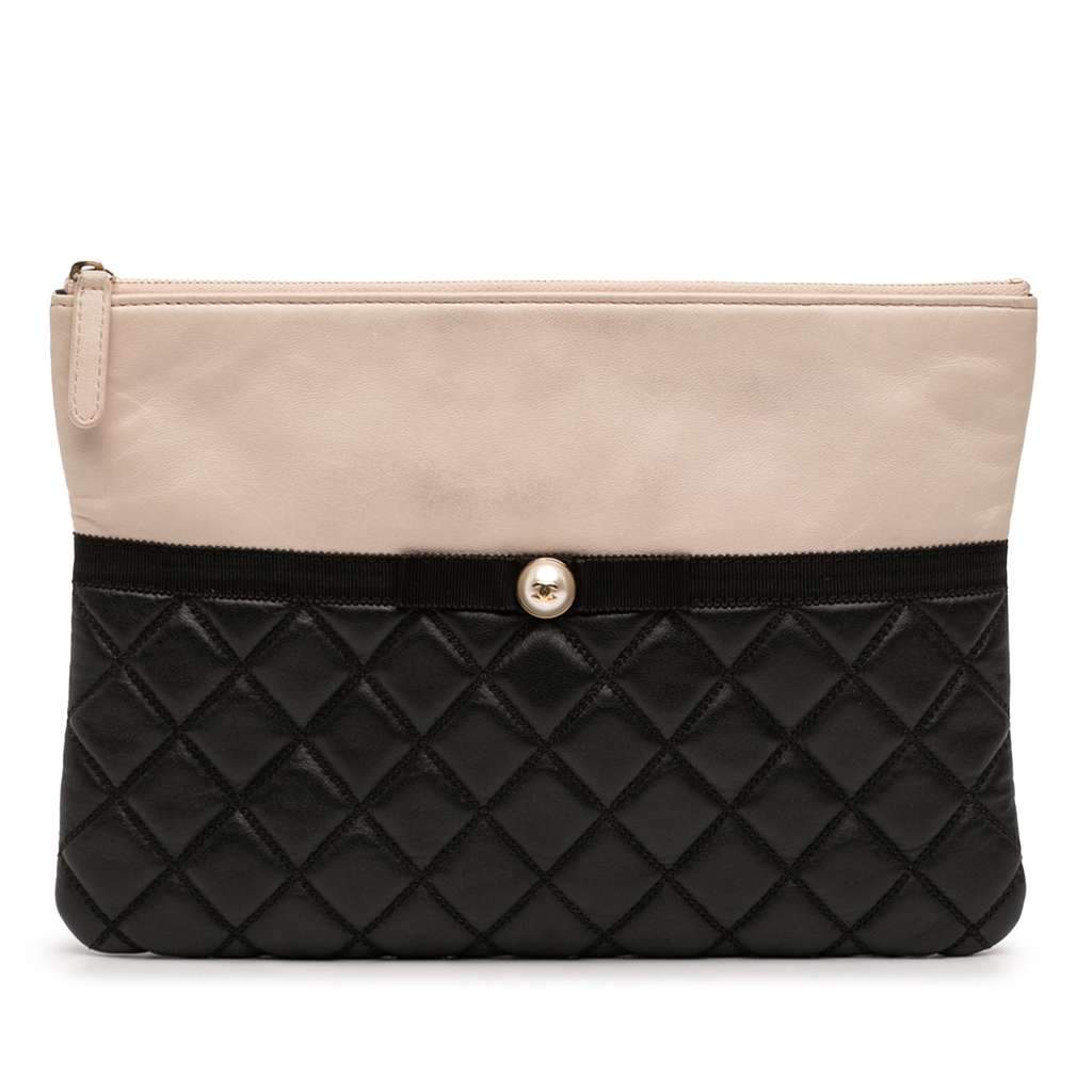 Chanel Medium Quilted Lambskin and Calfskin Pearl O Case Clutch Black Leather Very good condition - Front View