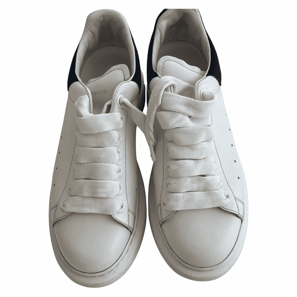 Alexander McQueen حذاء رياضي كبير الحجم