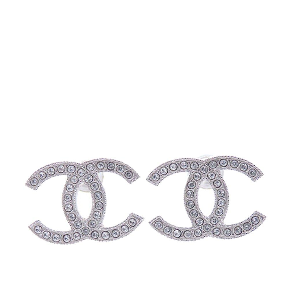 Chanel أقراط فضية مرصعة بأحجار الراين على شكل حرف CC