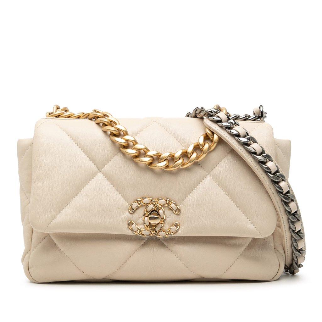 Chanel جلد خروف متوسط الحجم، غطاء 19 بوصة