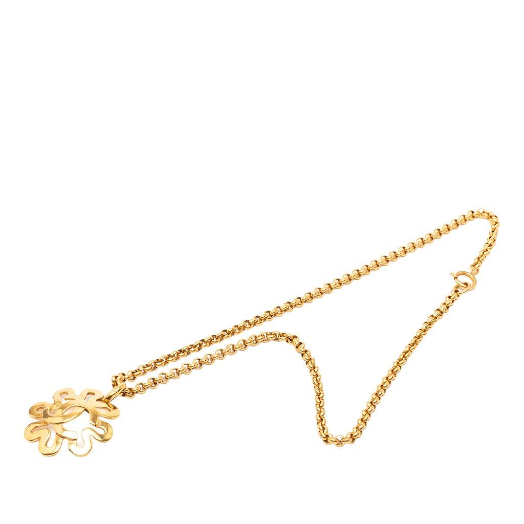 Chanel قلادة مطلية بالذهب على شكل زهرة البرسيم CC