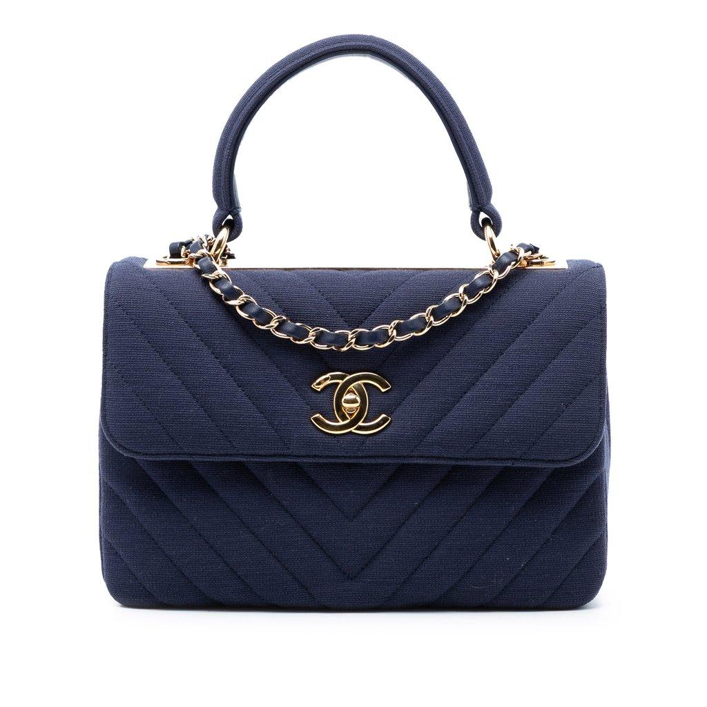 Chanel حقيبة صغيرة من قماش جيرسي بنقشة شيفرون عصرية بمقبض علوي وغطاء قلاب