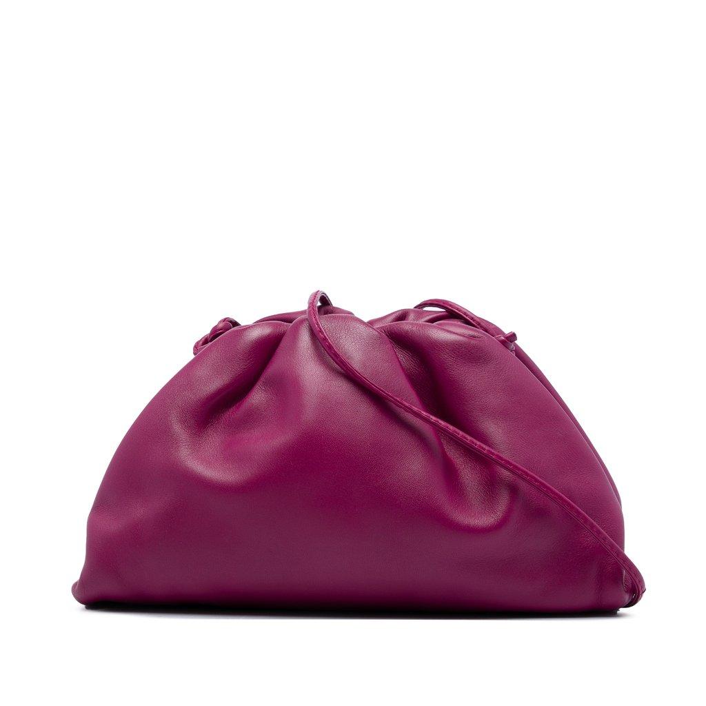 Bottega Veneta حقيبة كروس صغيرة من جلد الخروف