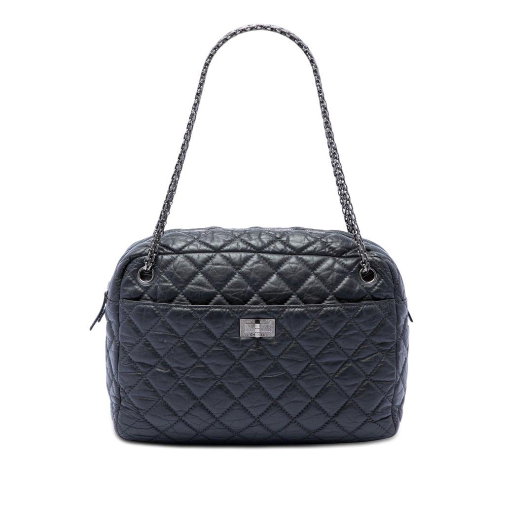 Chanel حقيبة كاميرا كبيرة من جلد العجل المبطن والمُعاد إصداره